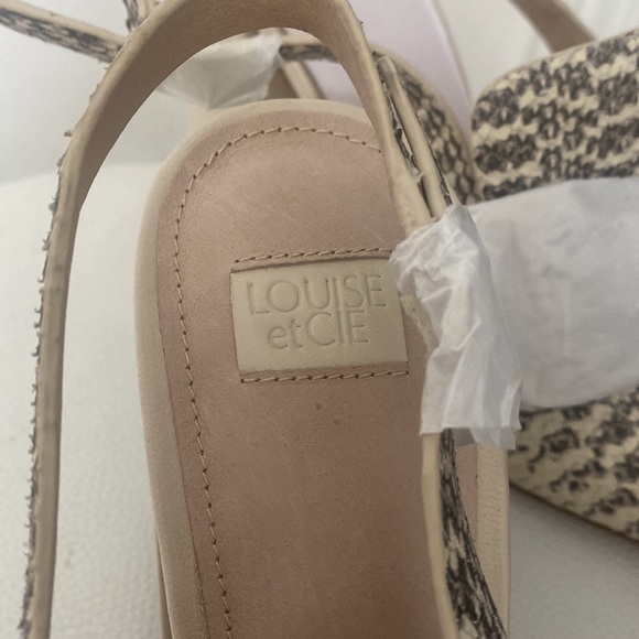 Brand new never worn .. Completely sold out online at  The Bay - Picture 3 of 7